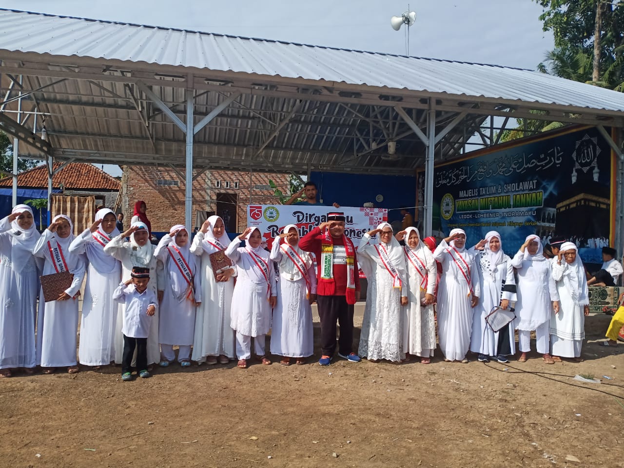 Peringatan HUT RI Ke-75, Yayasan Miftahul Jannah Bagikan Hadiah untuk Santri