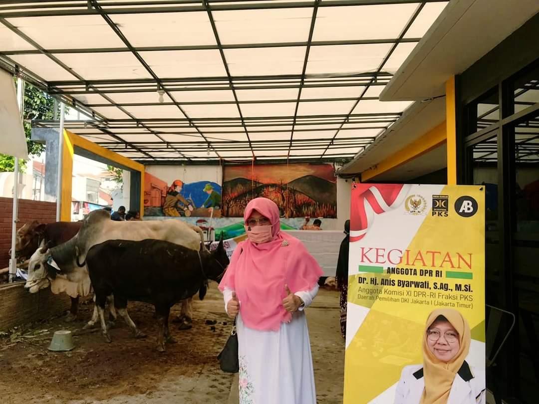 Legislator Anis Byarwati Serahkan Kurban 4 Ekor Sapi dan 23 Ekor Kambing