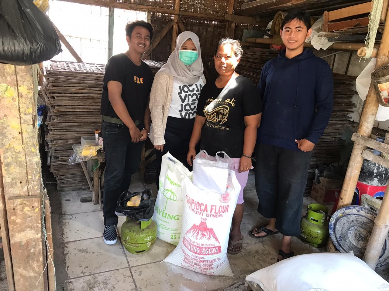 KKN UMY Berikan Bantuan Berupa Bahan Baku Produksi kepada UMKM