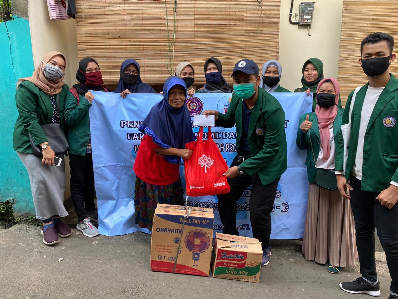 Laksanakan PKM, Mahasiswa UHAMKA Galang Donasi untuk Bantu Warga Terdampak Covid-19