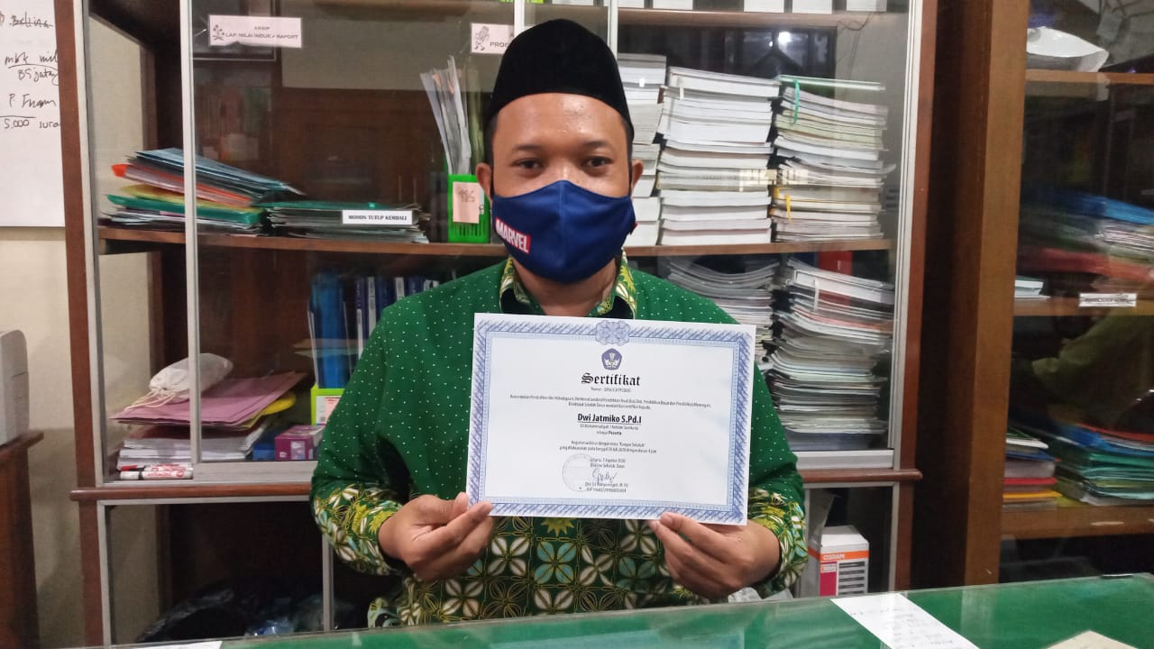 Guru SD Muhammadiyah 1 Ketelan Terima Sertifikat Webinar Kangen Sekolah