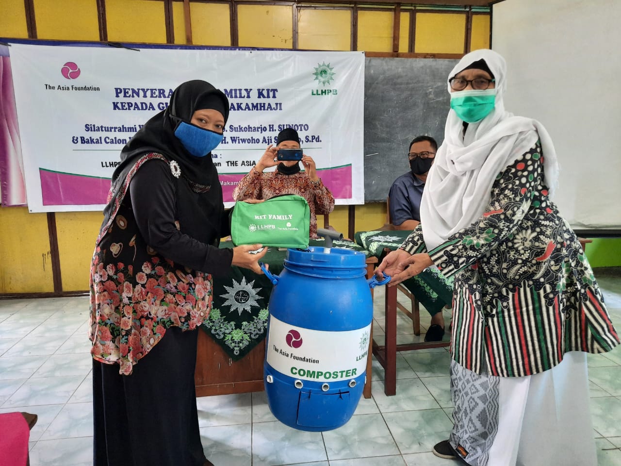 LLHPB PWA Jawa Tengah bersama TAF Kembali Membagikan Family Kit dan Komposter