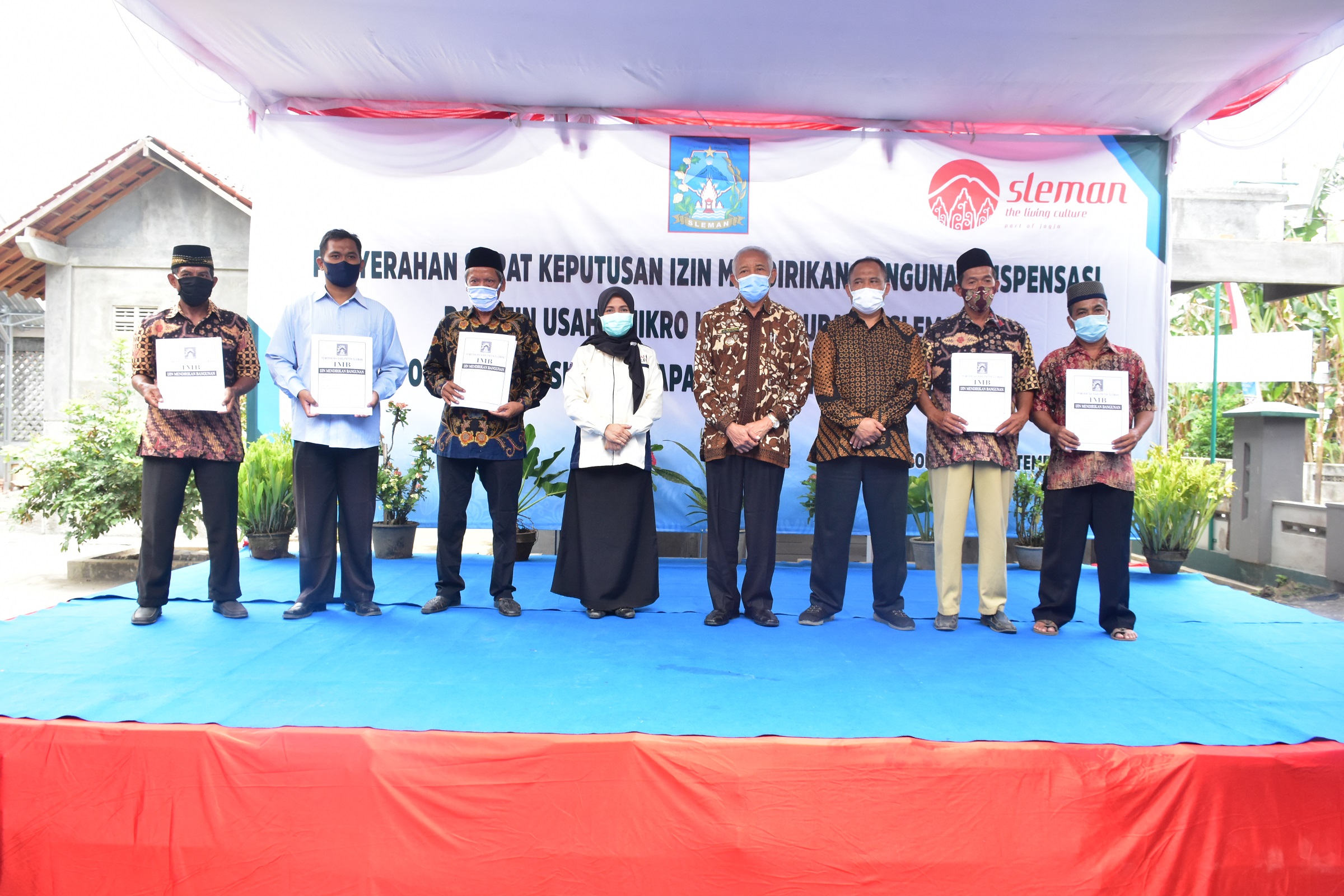 Bupati Sleman Serahkan 898 IMB dan IUMK kepada Masyarakat