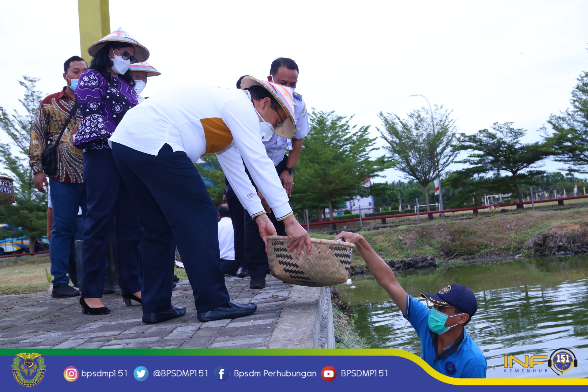 Gelar Aksi Bina Lingkungan, Poltekpel Sulawesi Utara Bagikan Hasil Panen ke Masyarakat Sekitar