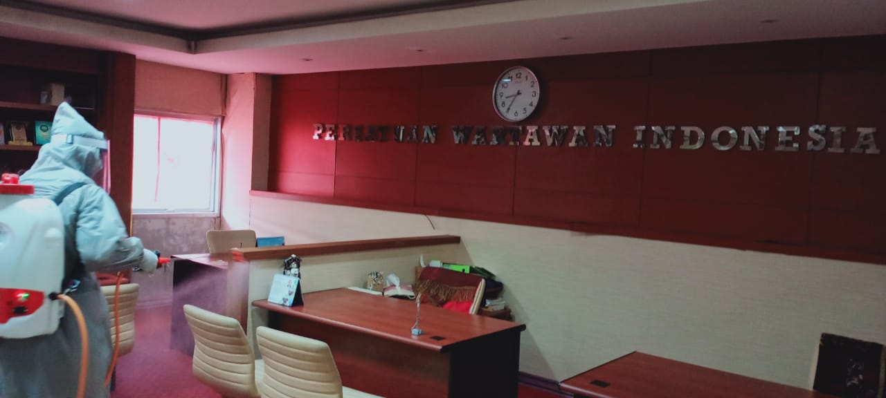 Tekan Penyebaran Covid-19, PWI Himbau Perusahaan Media Rutin Menyemprot Kantor