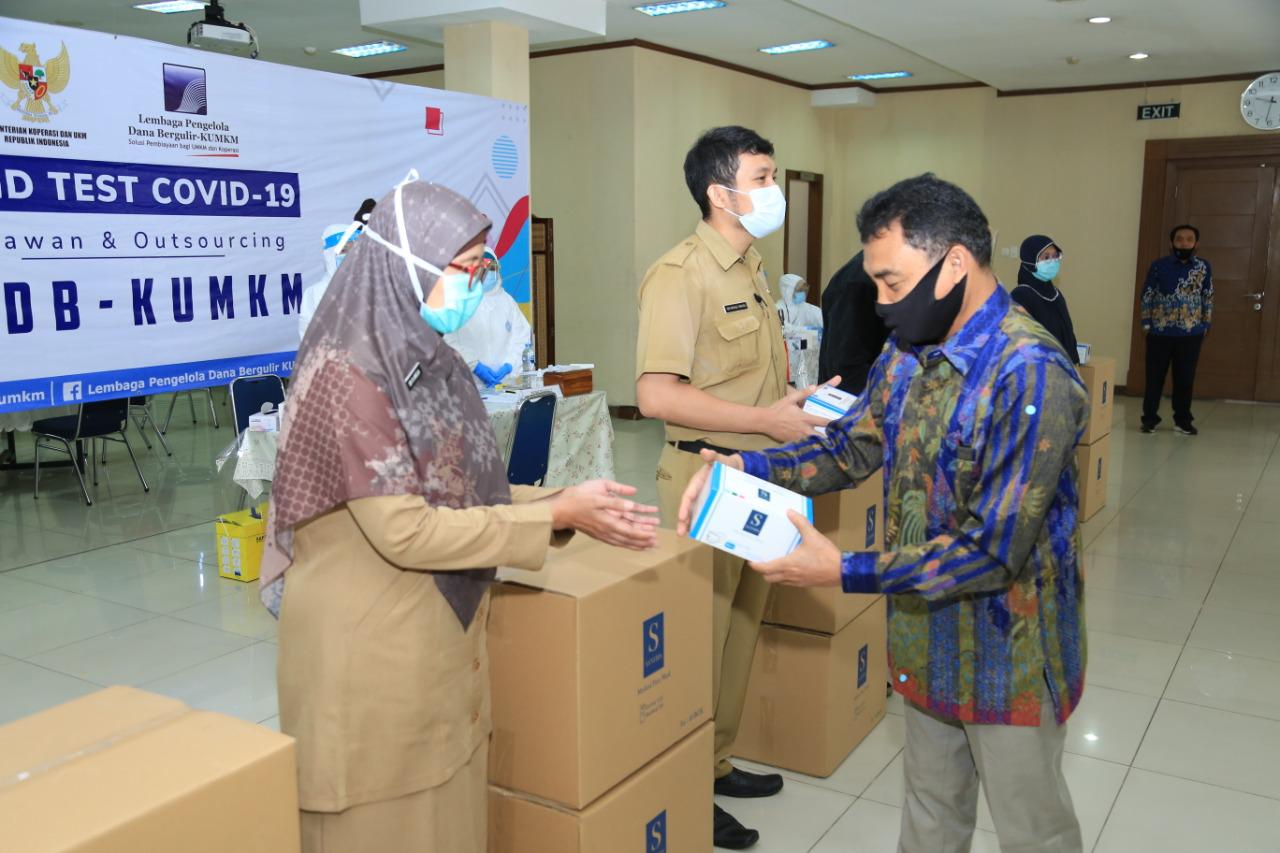 LPDB Serahkan Bantuan 30 Ribu Masker ke Tenaga Medis