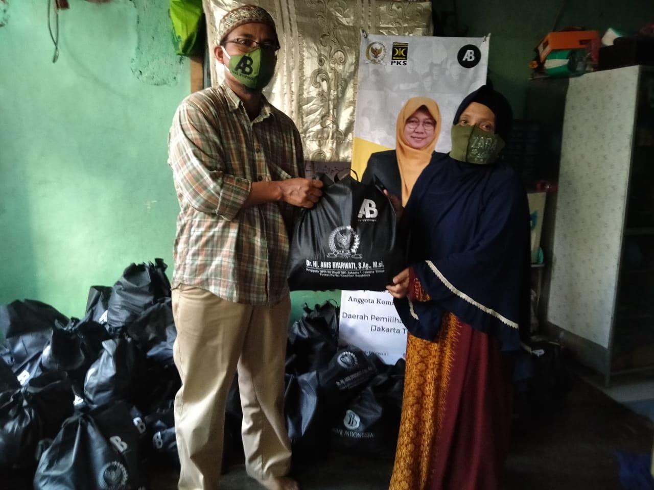 Anis Byarwati Dukung Program Jumat Berkah di Ujung Menteng Jaktim