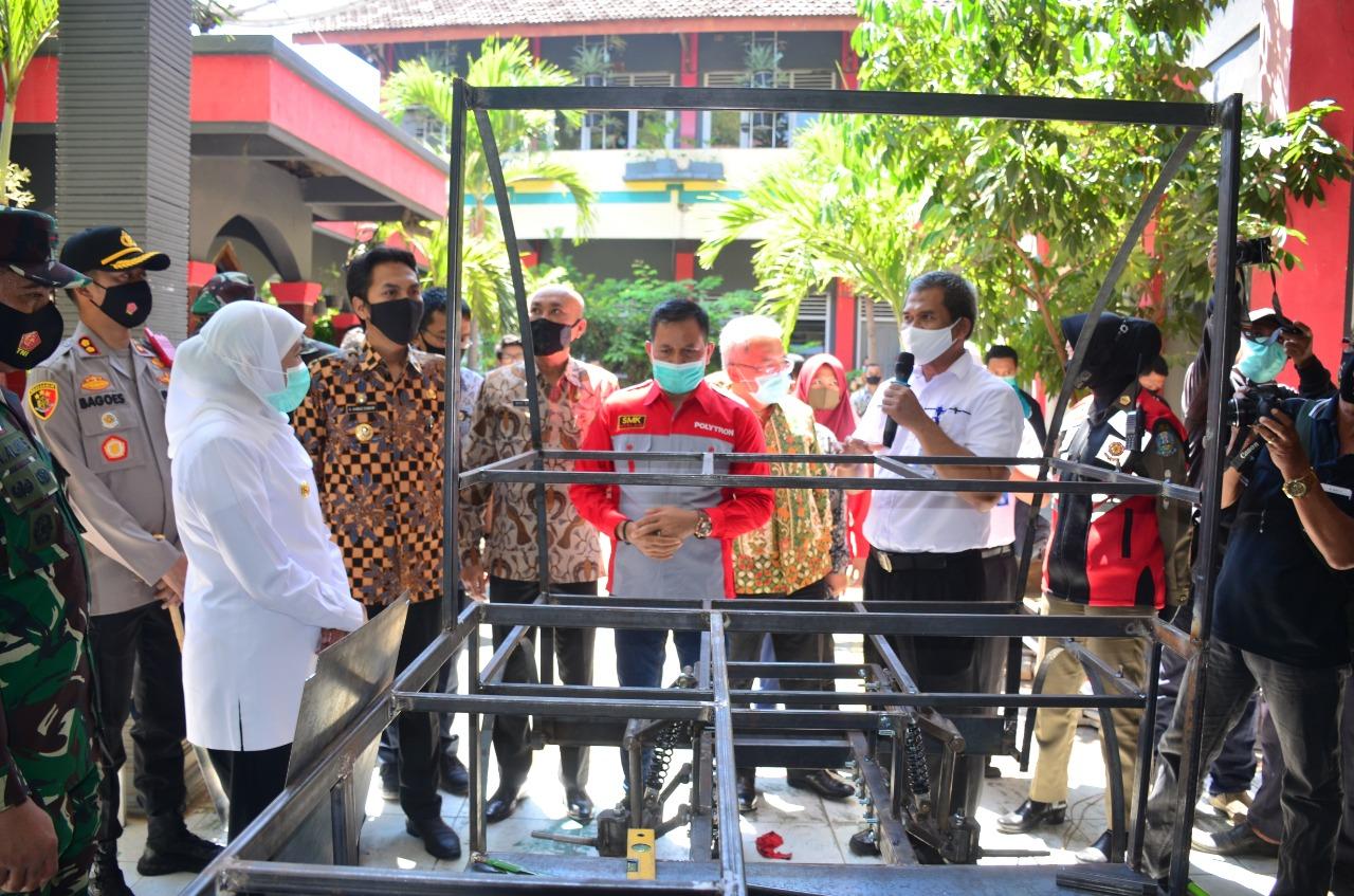 Kunjungi SMK Model PGRI 1 Mejayan, Gubernur Khofifah Puji Mobil Listrik UMKM Mokasi