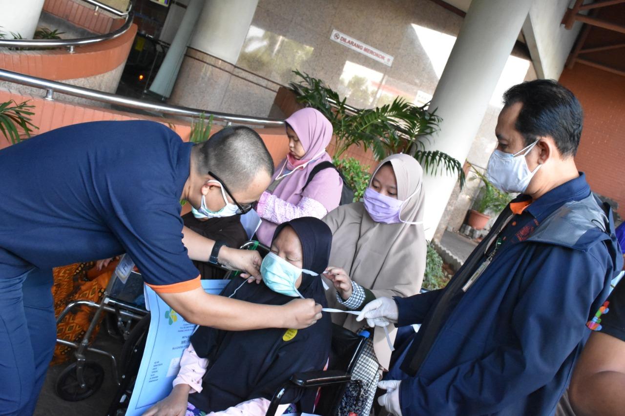 Lindungi dari Penularan Covid-19, RS Kanker Dharmais Bagikan Masker Bedah untuk Pasien