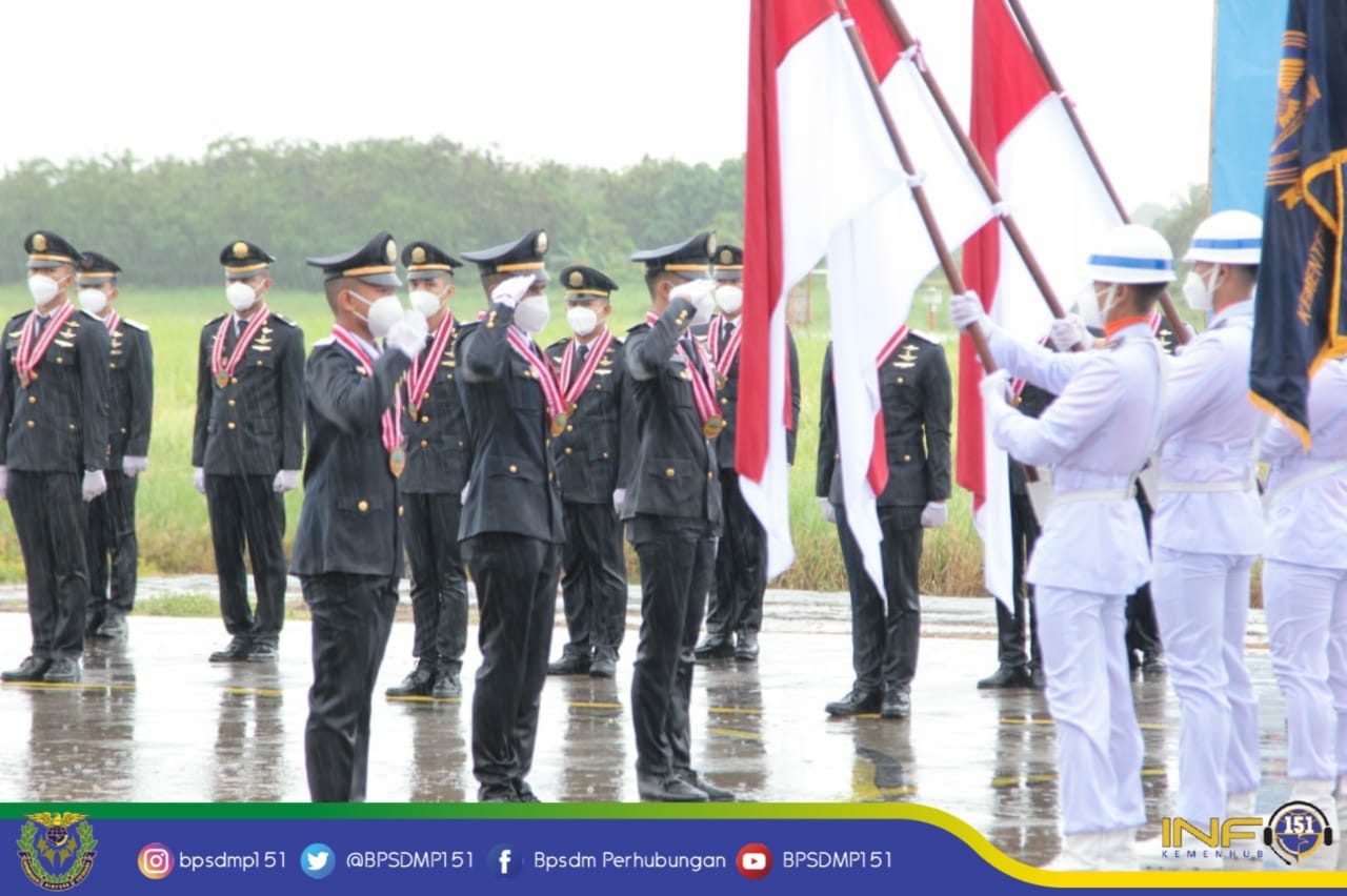 Di Bawah Hujan Deras, Kepala BPSDMP Lantik Pilot Akademi Penerbang Indonesia Banyuwangi