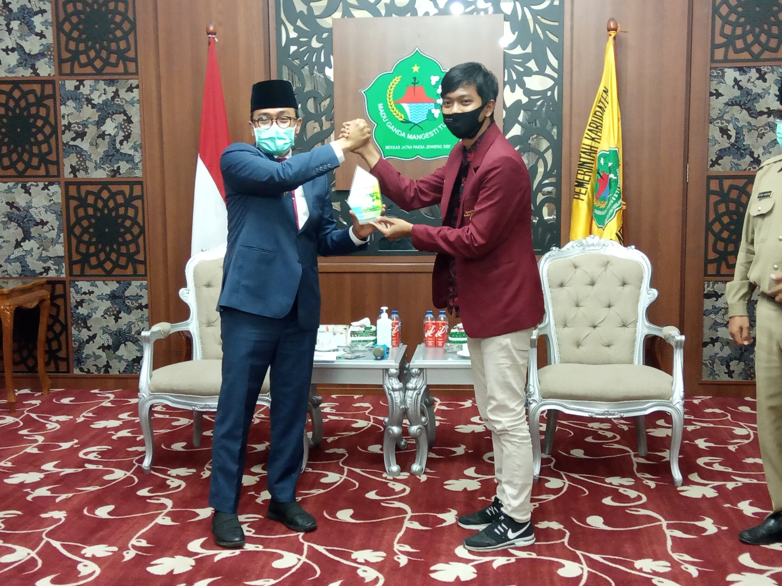 IMM Beri Penghargaan Bupati Pamekasan