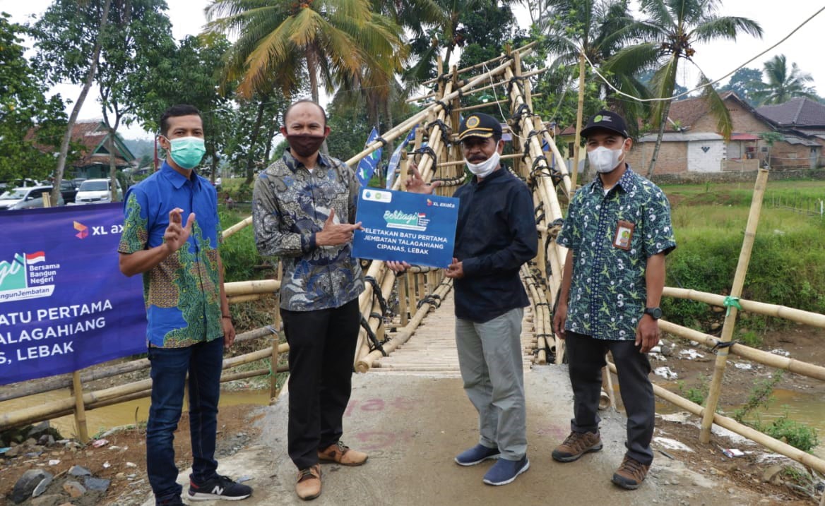 Karyawan dan Pelanggan XL Axiata Danai Pembangunan Jembatan Desa