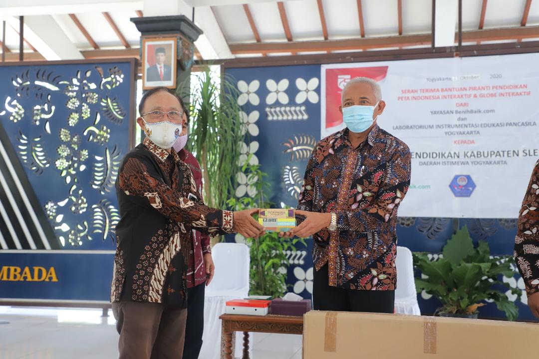 Sleman Terima Bantuan Peta Indonesia Interaktif dan Globe Interaktif