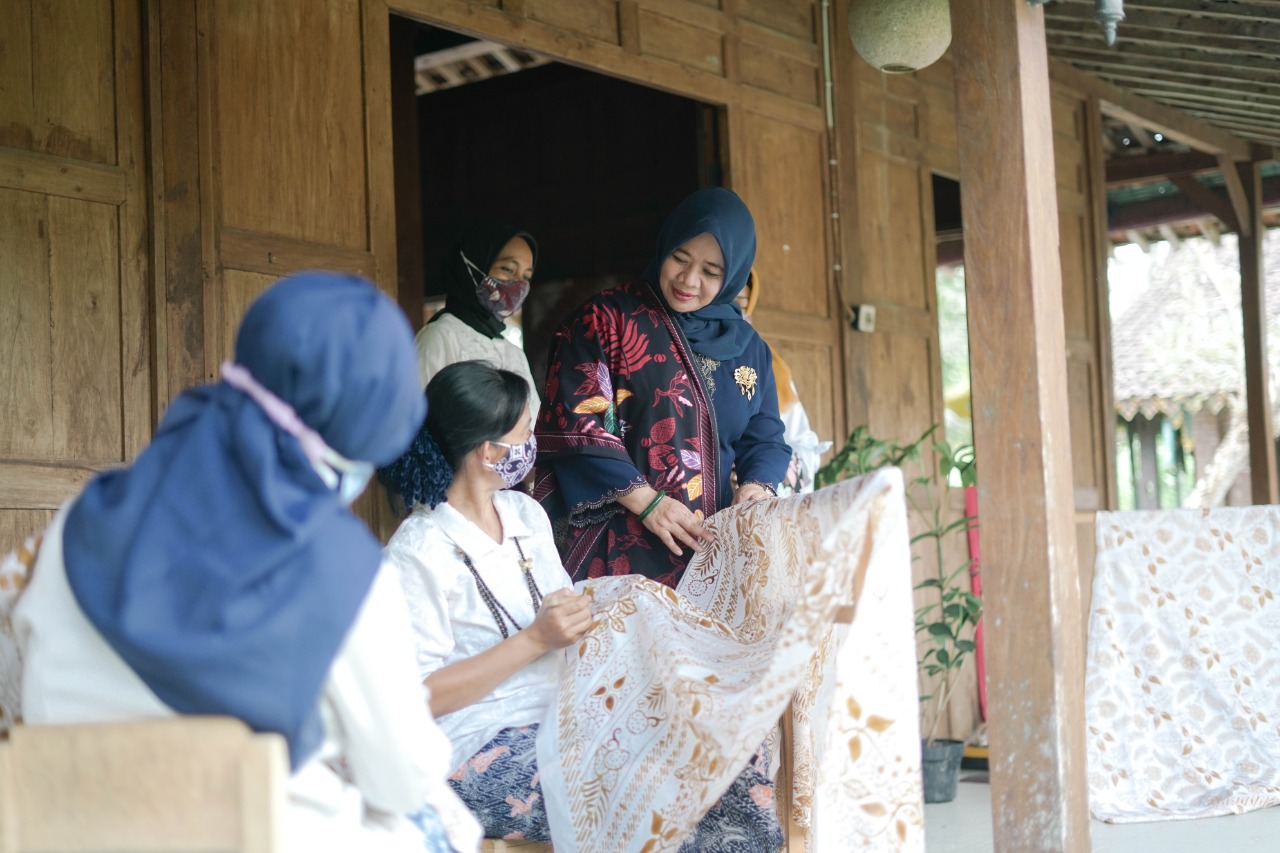 Kustini Sri Purnomo: Batik Motif Sinom Parijotho Salak Memperkuat Khasanah Budaya Kabupaten Sleman