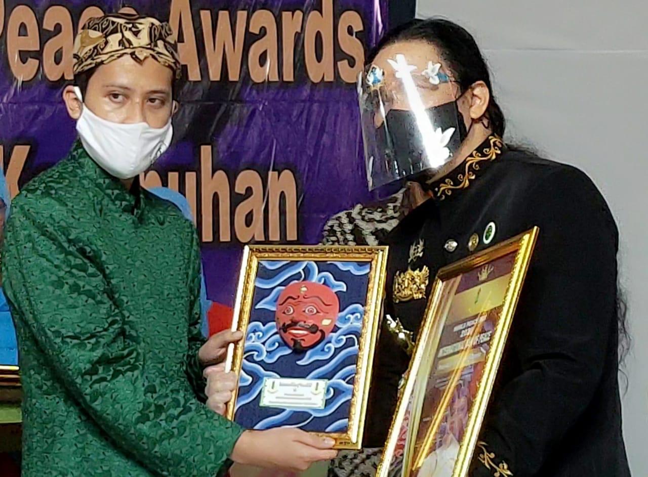 Sutradara Damien Dematra Raih Penghargaan International Man of Peace 2020