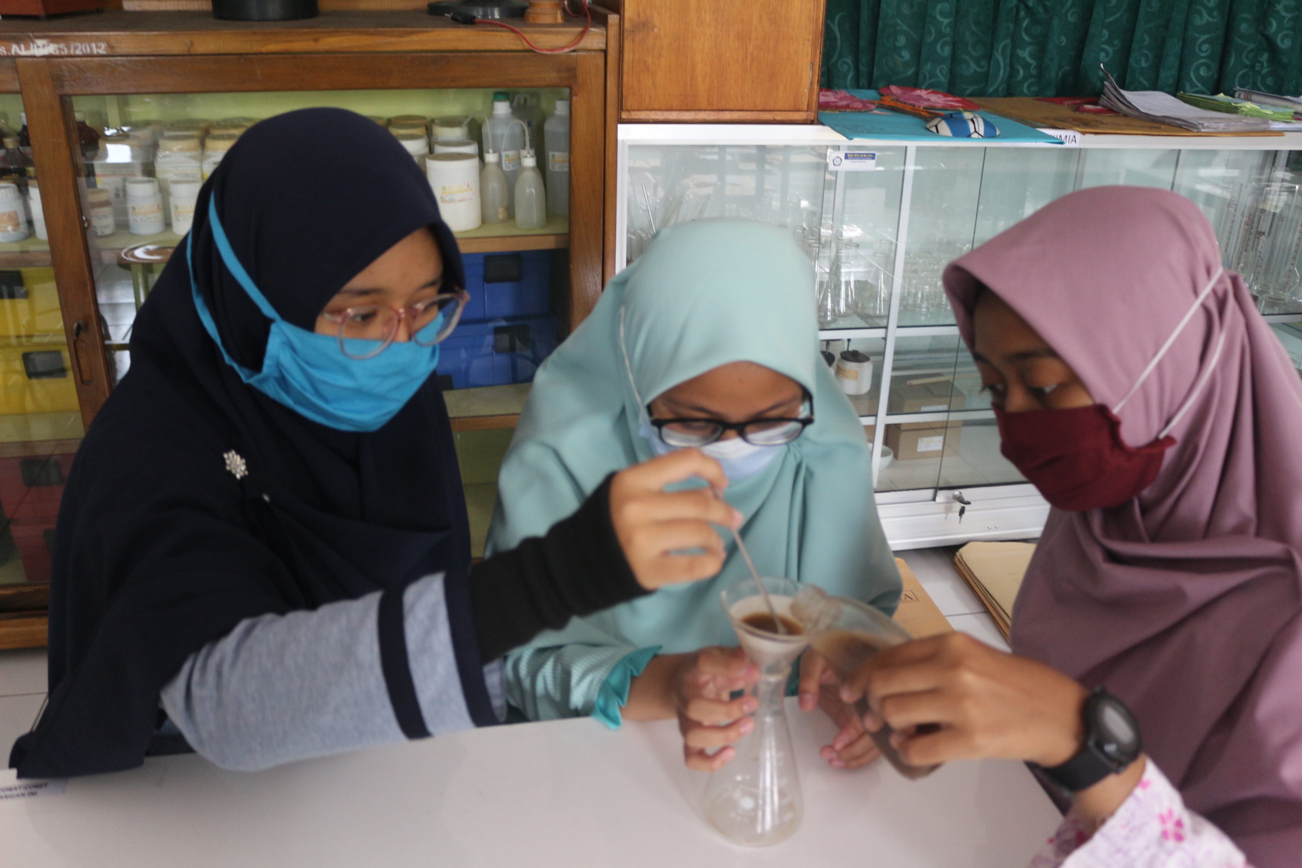 Siswa MTs Al-Mu’min Gunakan Ekstrak Bunga Terompet sebagai Pestisida Nabati