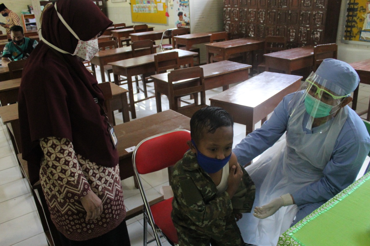 Ratusan Siswa SD Muhammadiyah 1 Ketelan Jalani Imunisasi saat Pandemi