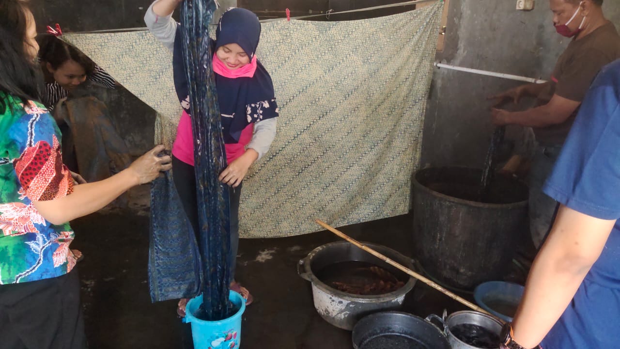 Upaya Diversifikasi, Disnakertrans Solo Gelar Pelatihan Batik Warna Alam