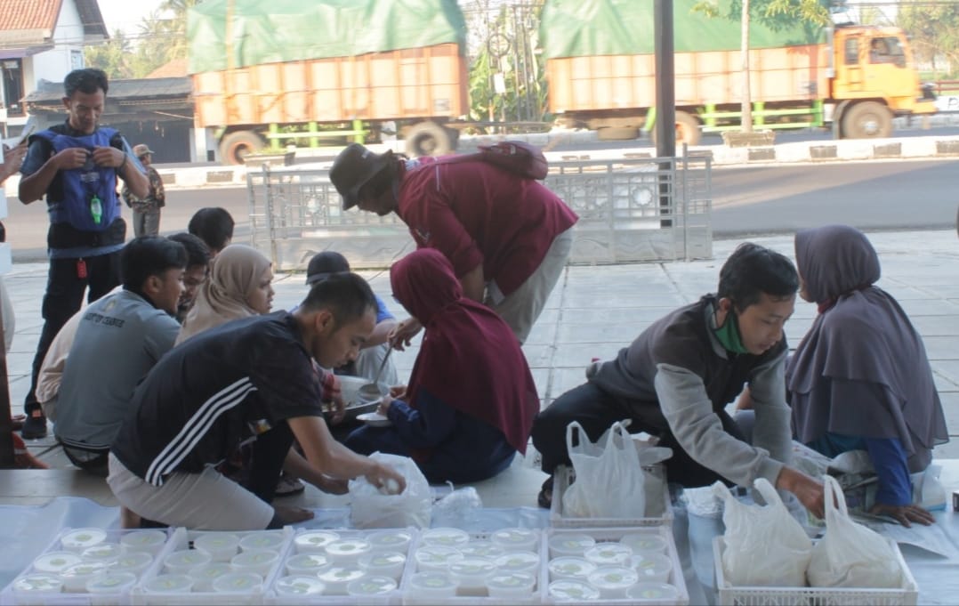 Relawan Muhammadiyah Magelang Buatkan “Buburmu” Untuk Anak-Anak Pengungsi Merapi
