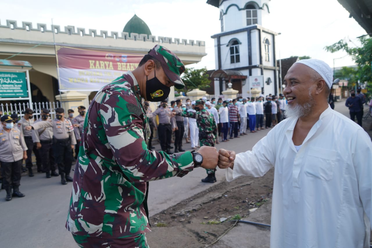 TNI-Polri, Tokoh Masyarakat, dan FPI Mataram Kerja Bakti di Lokasi Baliho Habib Rizieq