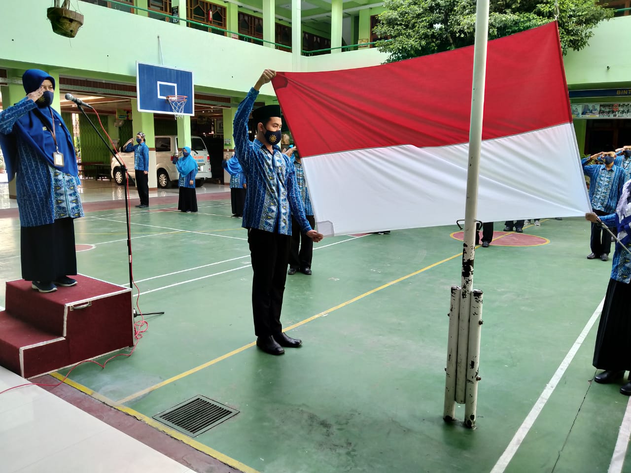 Berseragam Batik Nasional FGM di Hari Pahlawan