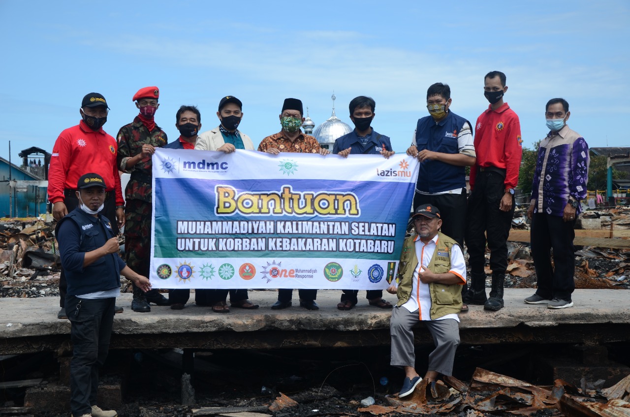 Muhammadiyah Kalsel serahkan bantuan kebakaran Kotabaru