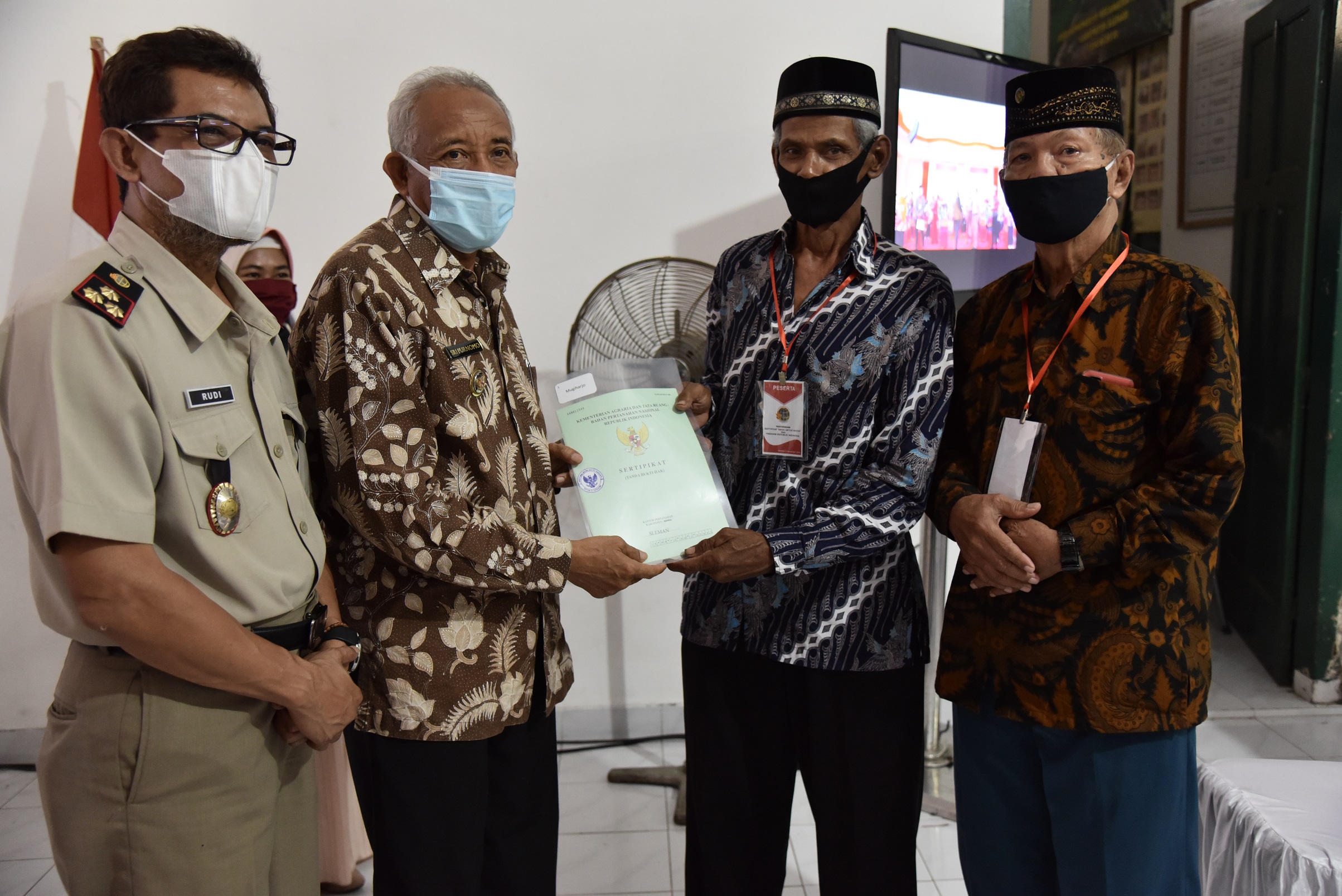 Warga Sleman Menerima Sertifikat Tanah Secara Virtual dari Presiden