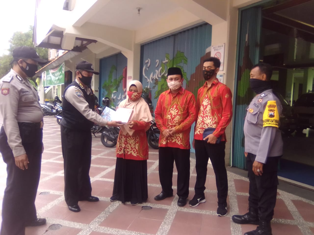 Pandemi, SD Muhammadiyah 1 Terima Buku Polisi Sahabat dan Pelindung Kita