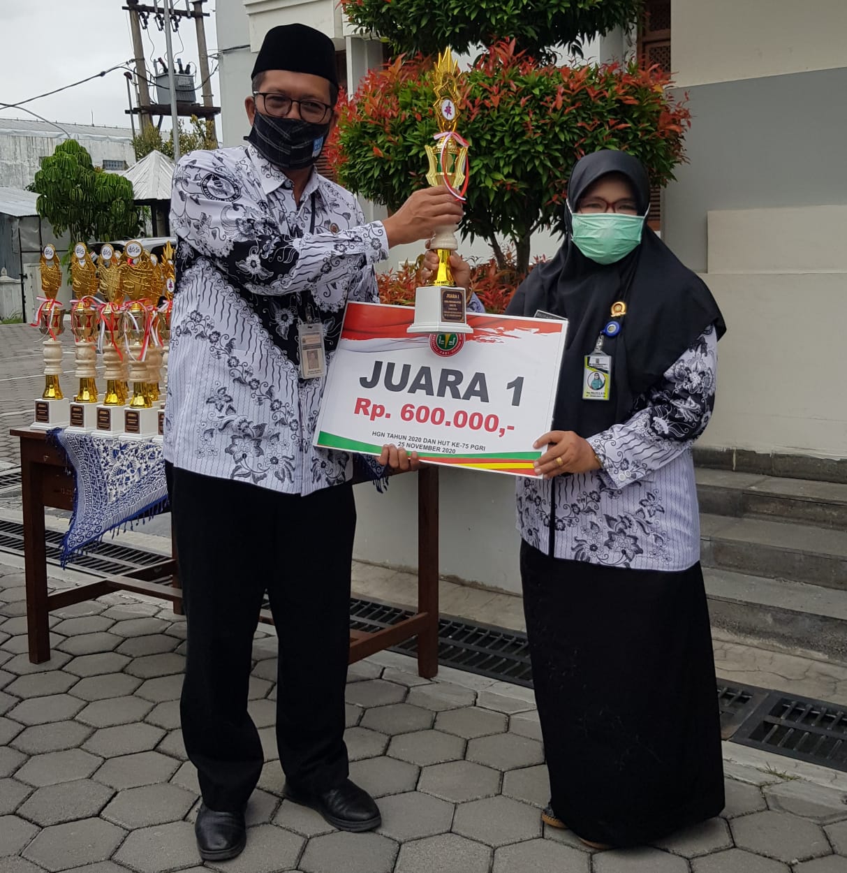 Guru SMA Muhammadiyah 1 Surakarta Menjuarai Lomba PTK