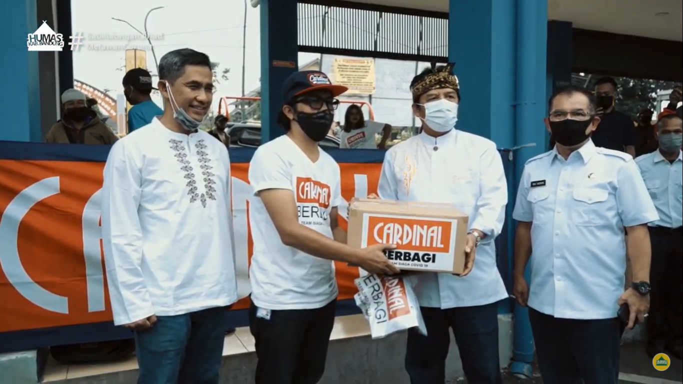 Pemkab Bandung Bagikan Masker kepada Warga di Terminal Cicalengka