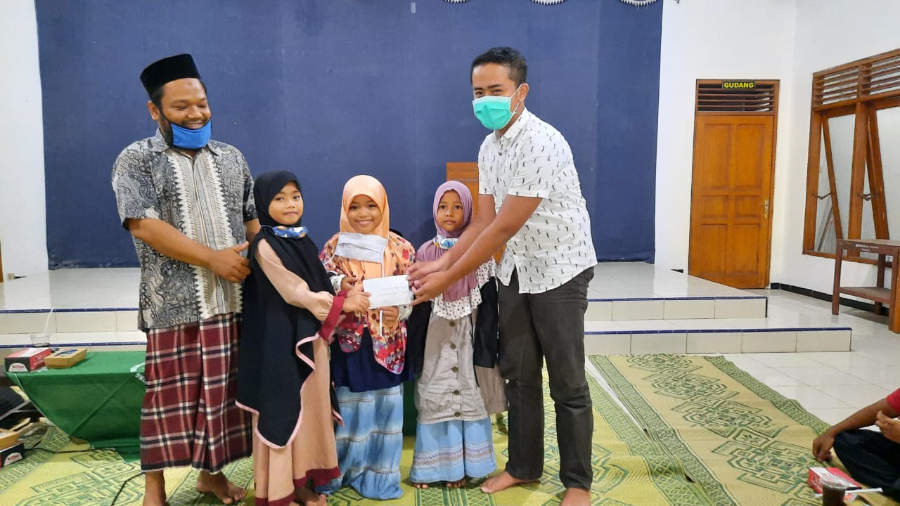 Siswa Kelas 9 Program Khusus 1 SMP Muhammadiyah 1 Simpon Tetap Berbagi di Kala Pandemi