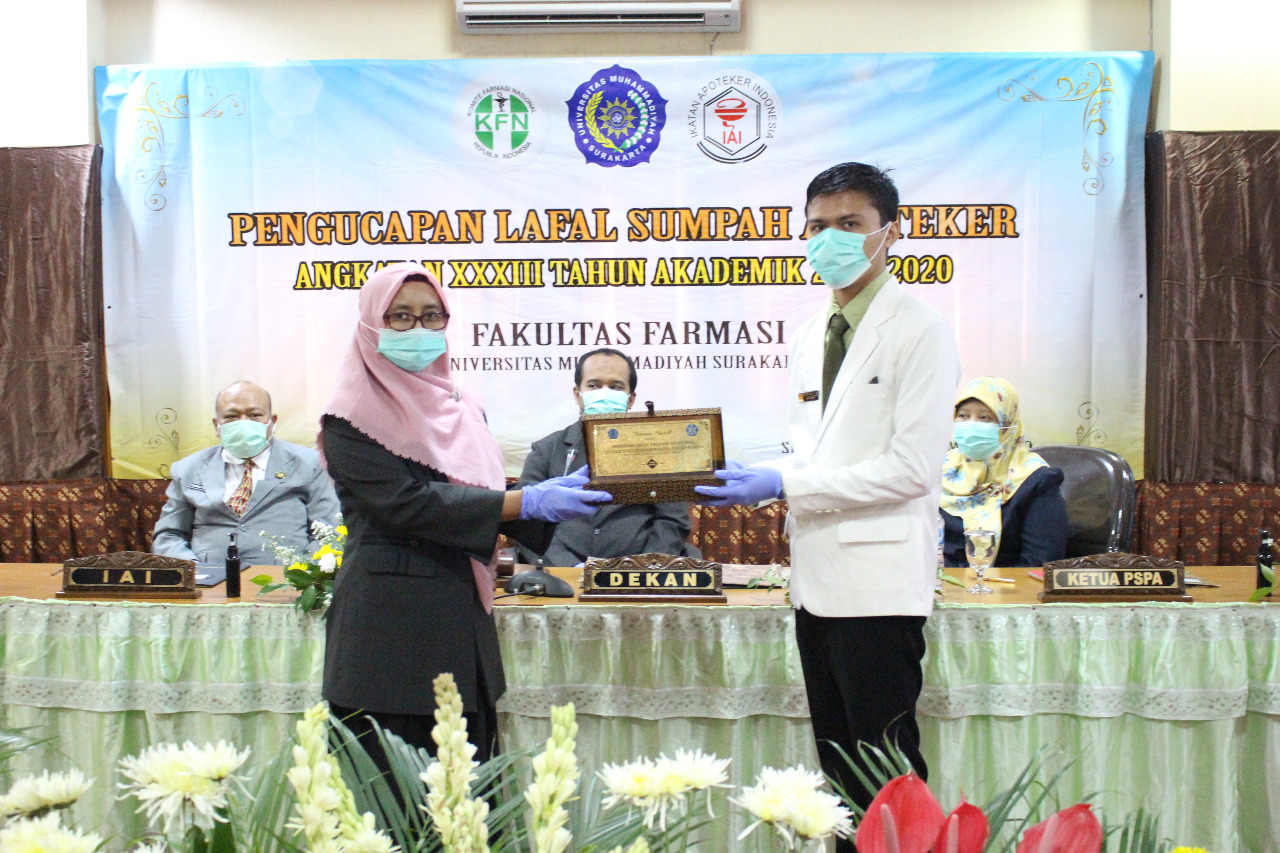 106 Apoteker Baru Lulusan UMS Lakukan Sumpah Profesi. Rektor Minta Mereka Mengabdi di Kawasan Perbatasan Indonesia