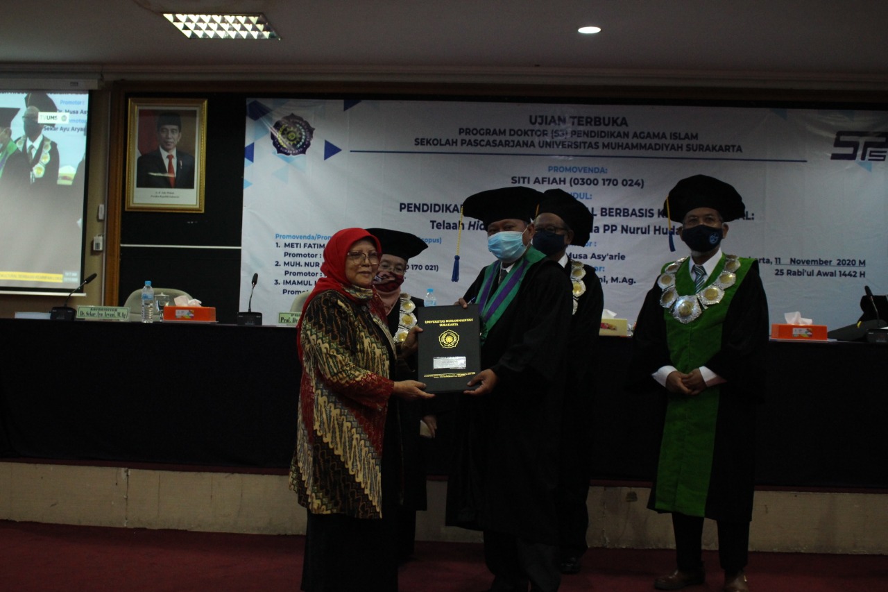 Siti Afiah, Nenek 69 Tahun yang Meraih Gelar Doktor di UMS dengan Cumlaude