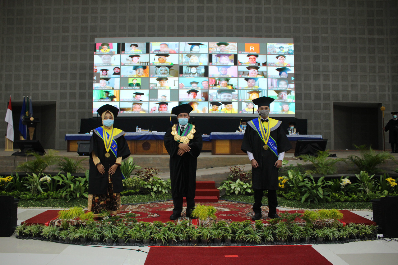 UMS Gelar Wisuda Luring dan Daring Diikuti 3.386 Wisudawan, dengan Prokes Ketat Wisudawan Harus Rapid Tes Terlebih Dulu