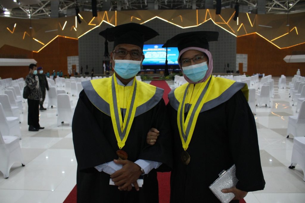 Bahagianya Pasangan Suami Istri yang Wisuda Bareng di Edutorium UMS