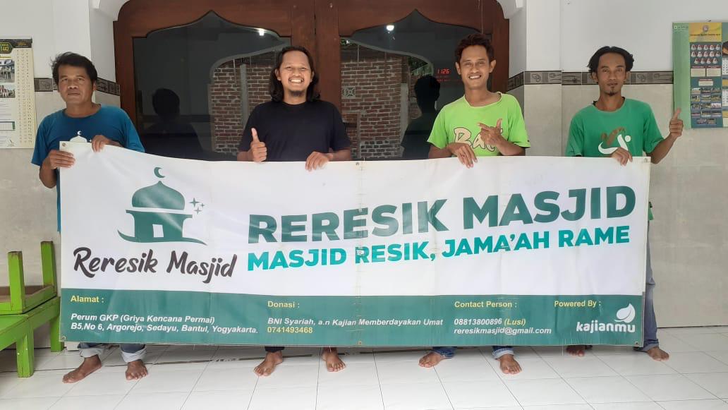 Agenda Reresik Masjid di Masjid Al Furqon Donon Moyudan