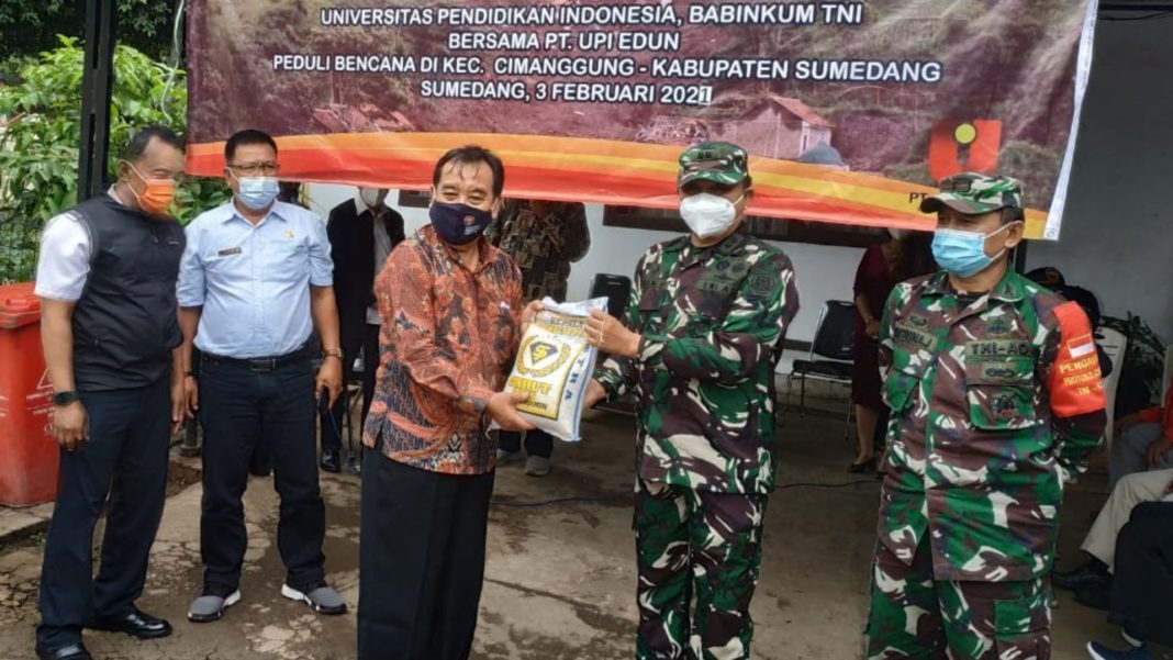 Babinkum TNI Bersama UPI Serahkan Bantuan Bagi Korban Longsor