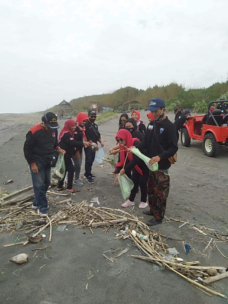 Aksi Anggota AWS Bersih Pantai Cemoro Sewu