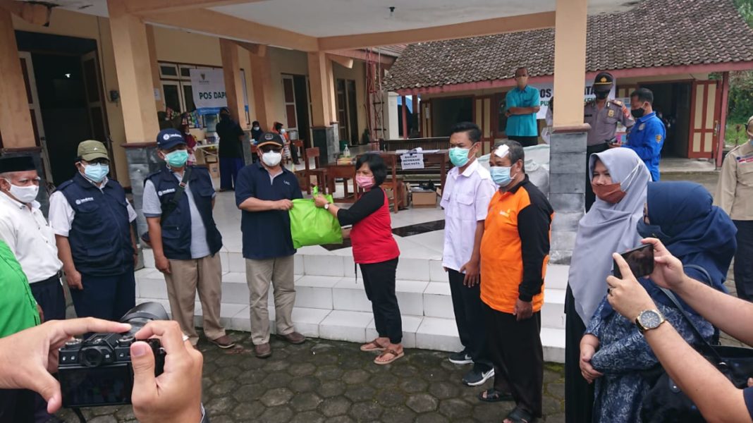 Penyerahan Bantuan dari UAD Yogyakarta bersama LPB PDM Sleman kepada Warga Barak Purwobinangun Pakem Sleman