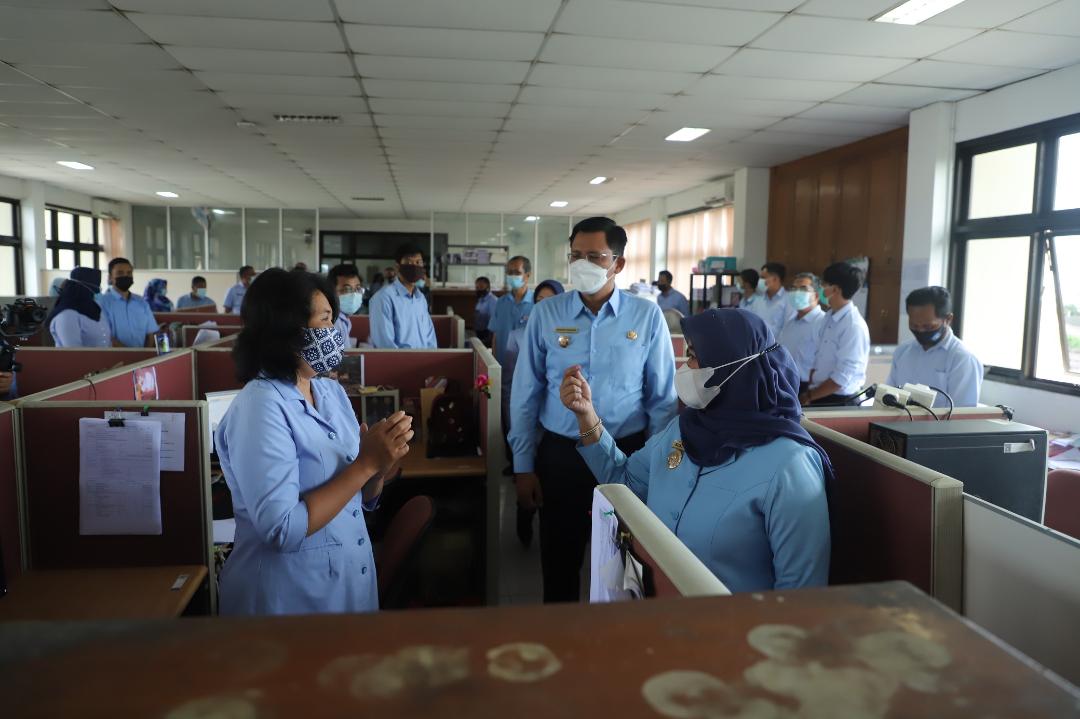 Kunjungi Disperindag, Bupati Sleman Imbau ASN Gunakan Produk Lokal