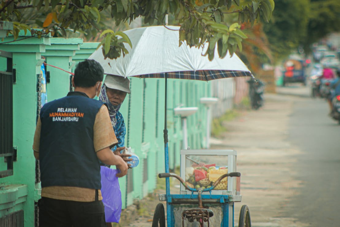 Berbagi di jumat berkah, Lazismu Banjarbaru kembali lakukan aksi bagikan nasi bungkus
