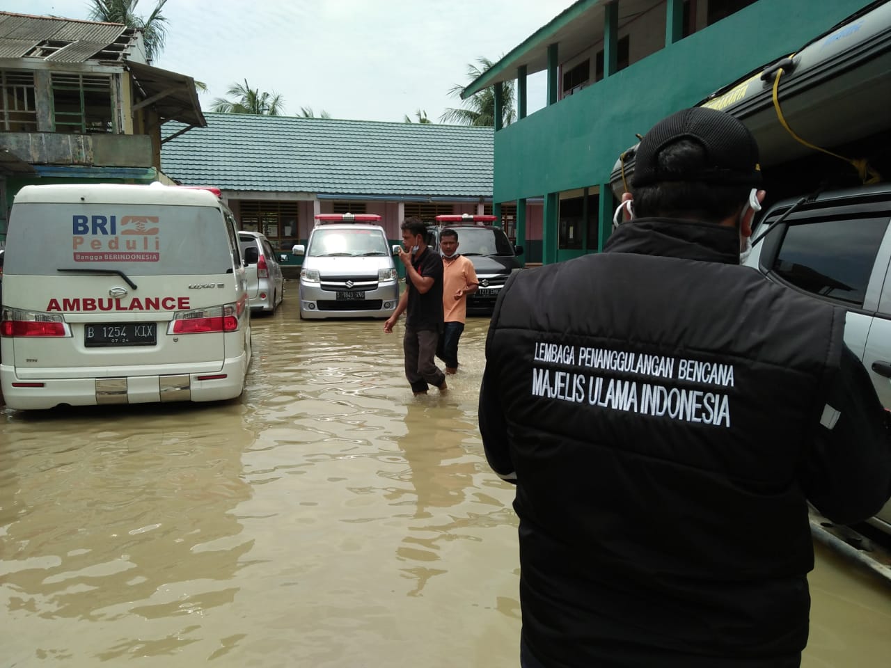 Relawan Tim Batavia LPB MUI: Respon Banjir Di Desa Pantai Harapanjaya Relawan TIm Batavia LPB MUI: Respon Banjir Di Desa Pantai Harapanjaya