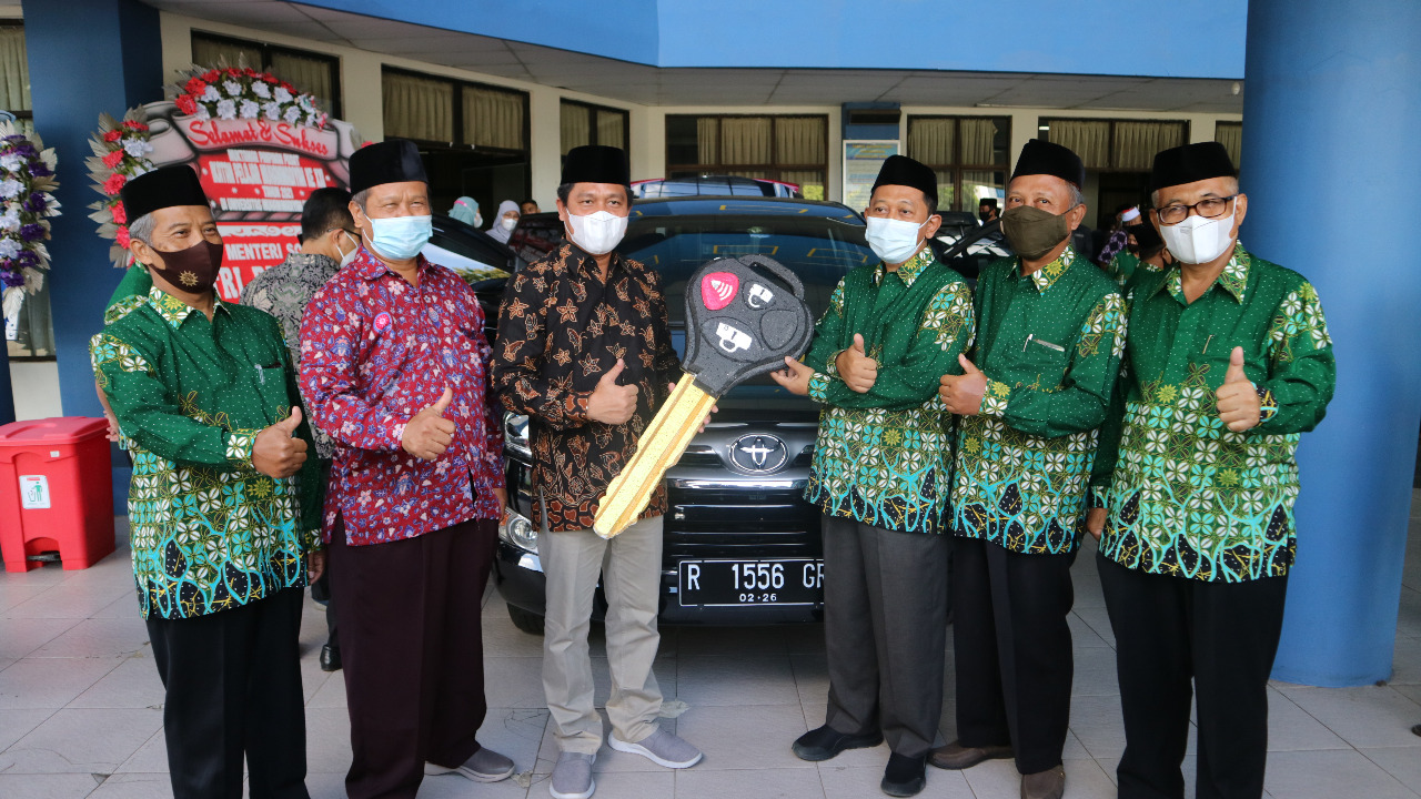 Dukung Dakwah Persyarikatan, UMP Berikan Mobil Ke PDM Banyumas