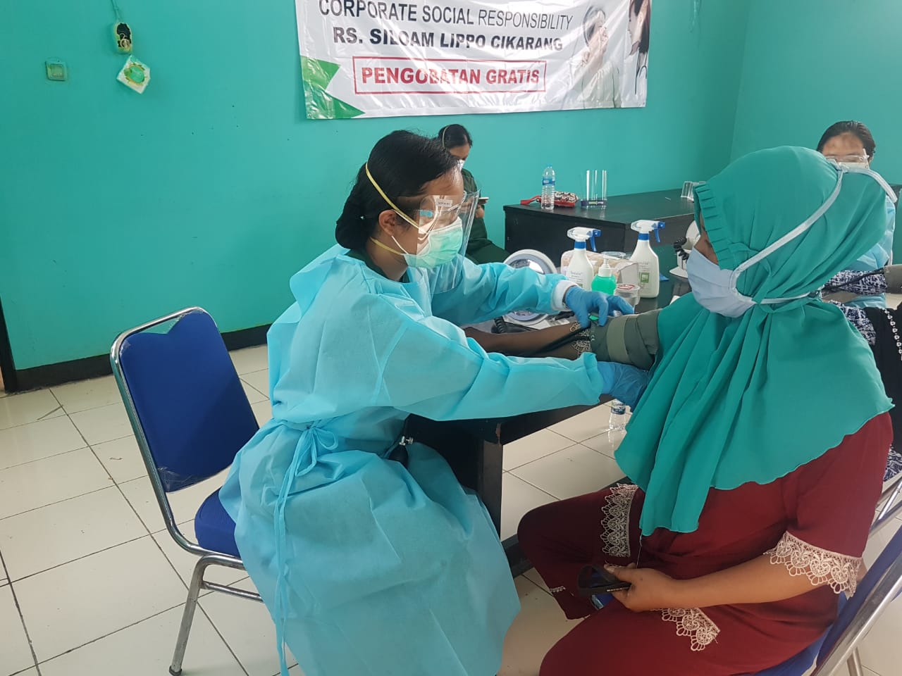 Siloam Hospitals Lippo Cikarang Terjunkan Tim Medis Bantu Warga Terdampak Banjir di Muara Gembong