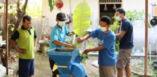 Tim PKM UMY Hibahkan Penggiling Kotoran Ternak