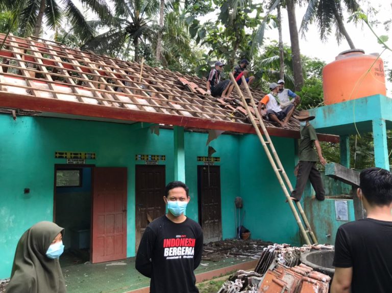 Peduli, UMY Bantu SD Muhammadiyah Menguri yang Tertimpa Pohon