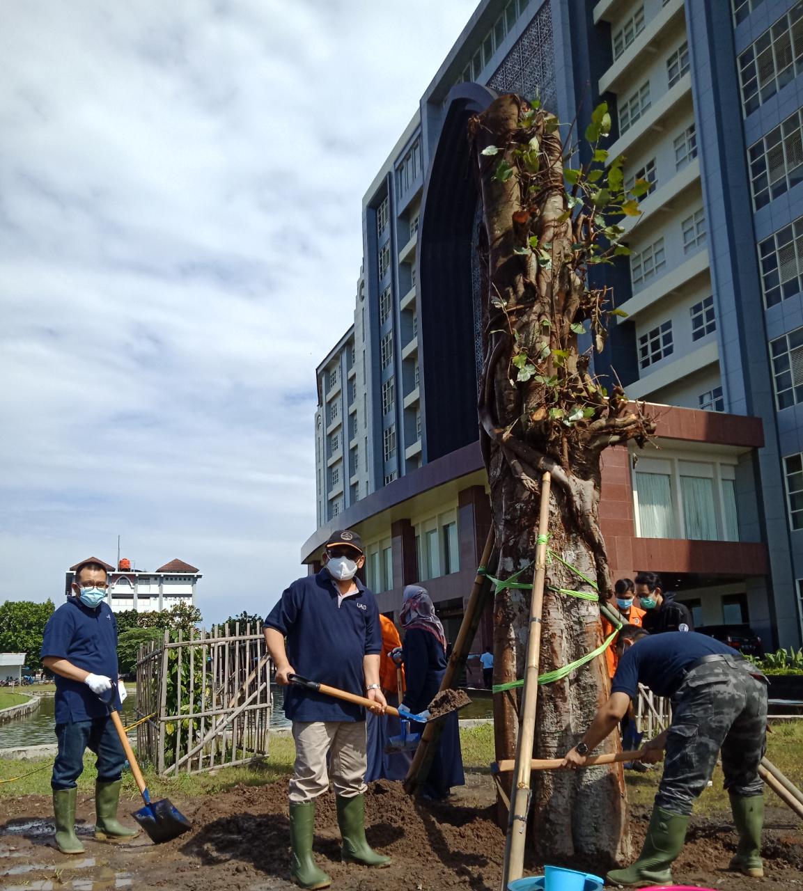UAD Gelorakan ‘Gerakan Tanam Pohon di Seluruh Negeri’