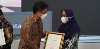 Menkes Serahkan Santunan kepada Ahli Waris Tenaga Kesehatan