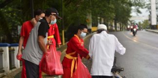 Lazismu Hulu Sungai Selatan bersama ortom bagikan takjil gratis