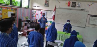 75 Gukar Berdiri Tegak Menyanyikan Indonesia Raya dan Padamu Negeri pada Peringatan Harkitnas